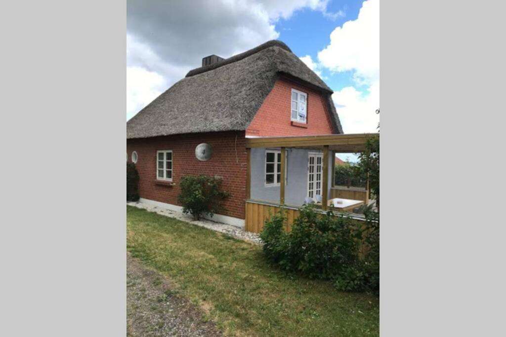 Thatched Holiday Home In Struer, Jutland With A View Eksteriør bilde